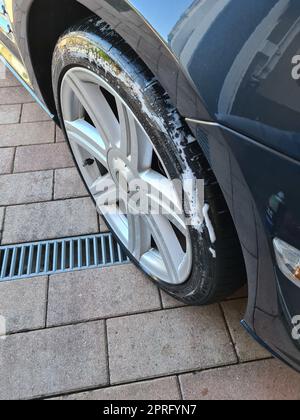 Autoreifen und Felgen werden gewaschen Stockfoto