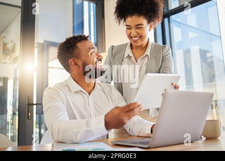 Zusammenarbeit, Teamwork und Partnerschaft durch das Web-Design-Team, das an einem digitalen Tablet und Notebook im Büro arbeitet. Kreative Partner teilen sich ein Ziel und eine Vision auf einer Mission für ein neues Logo oder eine neue Website Stockfoto