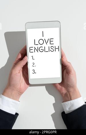 Textzeichen mit „I Love English“. Geschäftskonzept für Zuneigung zu internationaler Sprache Grammar Geschäftsmann im Anzug hält Notizblock, der erfolgreiche Teamarbeit symbolisiert. Stockfoto