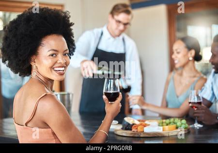 Lächeln, Luxus- und Weinproben mit Frau und feines Essen auf dem Weinberg oder im Restaurant Hotelurlaub mit Freunden. Entspannen Sie sich, verbringen Sie Urlaub und genießen Sie mit einer Gruppe von Personen auf einer Weingüter-Farm Stockfoto