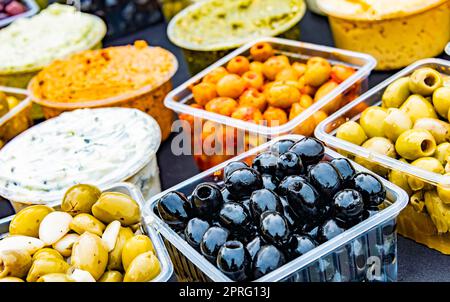 Oliven in Kunststoffkisten, die im Geschäft zum Verkauf angeboten werden. Stockfoto