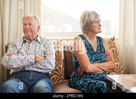 Jede Ehe hat herausfordernde Momente. Ein älteres Paar, das zu Hause streitig ist. Stockfoto