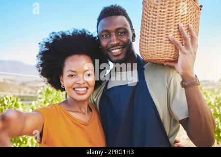 Selfie von Obstbauern, Umwelternte oder Landwirtschaftsweinarbeiter auf dem Landschaftsgarten. Lächeln Porträt glücklicher Menschen mit nachhaltigem Wachstum für die Lebensmittel- oder Weinindustrie Stockfoto