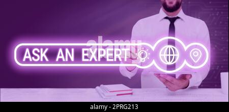 Textunterschrift Präsentation „Fragen Sie einen Experten“. Business Showcase, bei dem jemand mit großem Wissen um Rat bittet, in einem Fachbereich Geschäftsmann mit zwei Händen, der nach wichtigen Daten und neuen Ideen sucht. Stockfoto