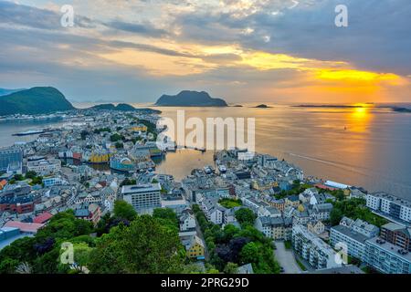 Die Stadt Alesund in Norwegen bei einem wunderschönen Sonnenuntergang Stockfoto