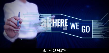 Konzeptionelle Beschriftung Hier geht's. Konzept bedeutet auf dem Weg sein, etwas zu tun Einen Plan zu starten Business Teammitglieder schauen sich Whiteboard an, um neue Lösungen zu finden. Stockfoto