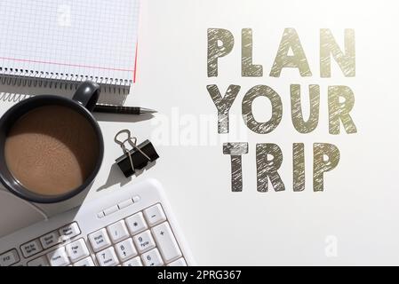 Schreiben mit Text „Reise planen“. Ein Wort auf Planen Sie Aktivitäten, die Sie auf Ihrer Reise ins Ausland genießen können Rahmen dekoriert mit bunten Blumen und Laub, harmonisch angeordnet. Stockfoto