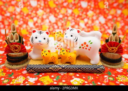 Tiger-Puppe und Hintergrund (Silvester-Kartenmaterial) Stockfoto