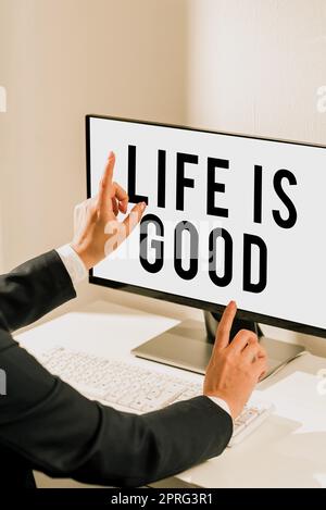 Das Schild "Life is Good". Business Concept Erhalten Sie alles, was Sie wollen und mehr haben Gesundheit großartige Arbeit Geschäftsfrau zeigen mit zwei Fingern auf wichtige Botschaften. Stockfoto