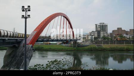 Taipei, Taiwan, 04. März 2022: Regenbogenbrücke über den Keelung River Stockfoto