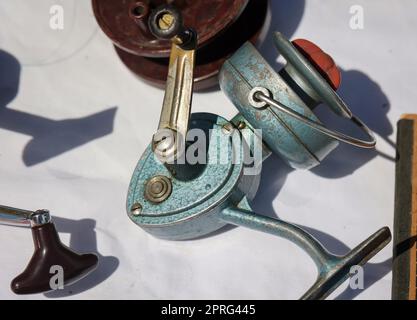 Eine alte Angelrolle ohne Angelrute auf einem Tisch. Stockfoto