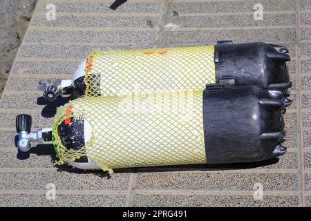 Zwei Drucklufttanks, Sauerstofftanks für Taucher am Kai. Stockfoto