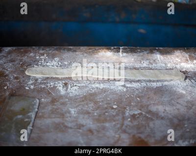 Zubereitung von Mehl für die Herstellung von Pa Tong Go oder chinesischen traditionellen Snacks Deep Fried Dough Stick. Konzept beliebtes THAI-Frühstück Stockfoto