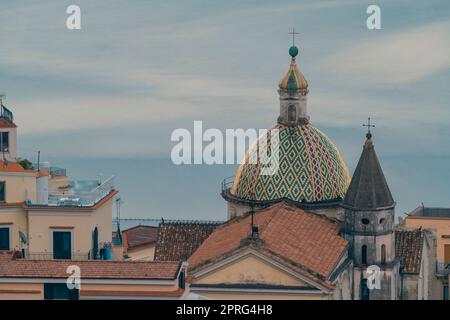 In der Seestadt Cetara an der Amalfiküste, berühmt für Sardellen und die Farben der Gebäude, Salerno, Amalfiküste, Positano. Stockfoto