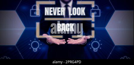 Schild mit der Aufschrift „Never Look Back“. Konzept Bedeutung Haben Sie kein Bedauern für Ihre Handlungen seien Sie optimistisch männliche und weibliche Kollegen halten Präsentationen auf der Bühne mit Handgesten. Stockfoto