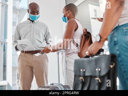 Covid-Sicherheit, Reisepass und Einreise am Flughafen während Reisebeschränkungen. Wachmann oder Compliance Officer prüft Ausweis der Reisenden Frau im Corona-Virus oder Covid 19 Pandemie Stockfoto