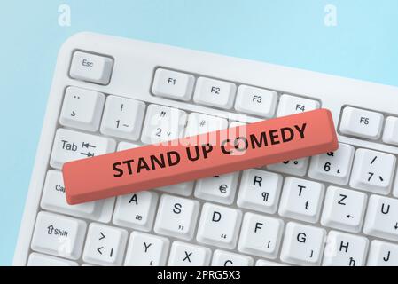 Schild mit Stand-Up-Comedy. Ein Wort über Comedian, der vor dem Live-Publikum spricht, hält Lamp Rocket mit einem Geschäftsmann, der Startups mit neuen Ideen präsentiert Stockfoto