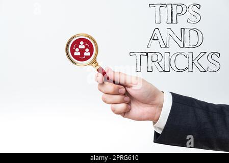 Textzeichen mit Tipps und Tricks. Business Idea Schritte Life hacks Praktische Ratschläge Empfehlungen Fähigkeiten Geschäftsfrau, die mit S Glühbirnen hält und wichtige Daten präsentiert. Stockfoto