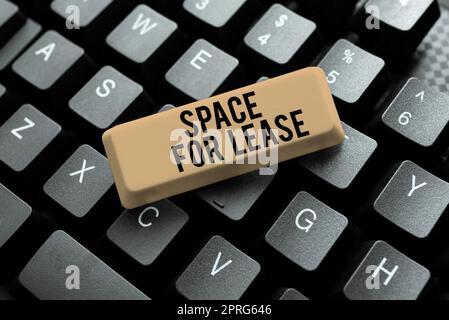 Schild mit Platz für Leasing. Wörterbuch, das für kommerzielle Zwecke zu vermieten ist Papier mit Sprechblase und Schreibwaren über Holz, das neue Ideen präsentiert. Stockfoto