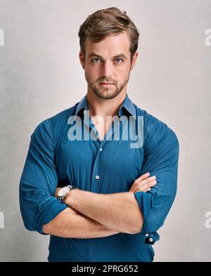 Hes hat eine ernsthafte Seite. Beschnittenes Porträt eines hübschen jungen Mannes, der im Studio posiert. Stockfoto