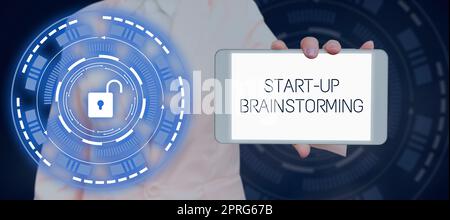 Text für Inspiration Brainstorming starten. Geschäftsansatz Teamarbeit zur Entwicklung von Strategien für ein neues Business Lady Holding Puzzle, das innovative Problemlösungsideen repräsentiert. Stockfoto