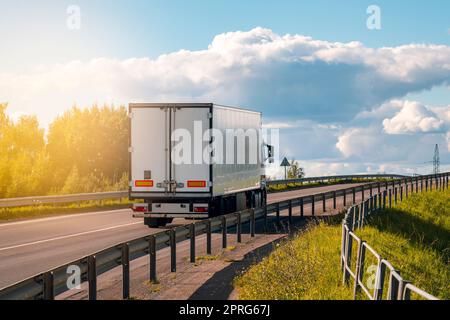 Transporter-Truck auf Sommerlandstraße Stockfoto