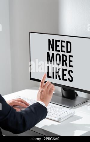 Inspiration mit dem Schild „Not More Likes“. Ein Wort über die Notwendigkeit, zusätzliche Follower zu haben, soziales Netzwerk Frau mit Tablet, die neue Updates auf dem Präsentationsboard zeigt. Stockfoto