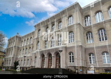 Aachen, NRW, Deutschland, Mai 2021: Hauptgebäude der Universität RWTH Aachen, während der Restaurierung umhüllt Stockfoto