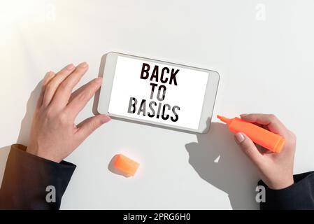 Textzeichen mit „Zurück zu den Grundlagen“. Geschäftsansatz Rückgabe Einfache Dinge grundlegend wichtig primäre Basis Mann zeigt mit dem Finger auf die Trophäe feuert Projekterfolg an. Stockfoto