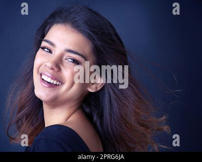 Genießen Sie die Haut frei von Ausbrüchen. Studioaufnahme einer schönen jungen Frau, die im Studio posiert. Stockfoto