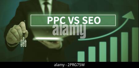 Konzeptionelle Darstellung PPC vs. Seo. Geschäftskonzept Pay per Click im Vergleich zu Suchmaschinenoptimierungsstrategien Geschäftsmann zeigt auf Glass und zeigt neue Ideen, um Ziele zu erreichen. Stockfoto