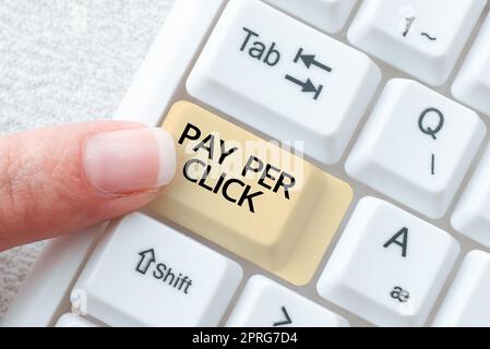 Textunterschrift mit Pay-per-Click. Konzept bedeutet Internet-Werbung Modell Suchmaschine Marketingstrategie Geschäftsmann im Anzug hält die Hand offen und symbolisiert erfolgreiche Teamarbeit. Stockfoto