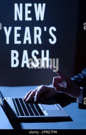 Handschrifttext Silvester-Bash. Geschäftskonzept Feier der 365 kommenden Tage Happy Party Time Geschäftsfrau präsentiert wichtige Nachricht auf dem Mobiltelefonbildschirm am Schreibtisch. Stockfoto