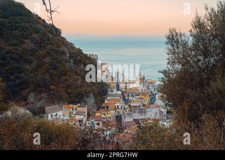 In der Seestadt Cetara an der Amalfiküste, berühmt für Sardellen und die Farben der Gebäude, Salerno, Amalfiküste, Positano. Stockfoto