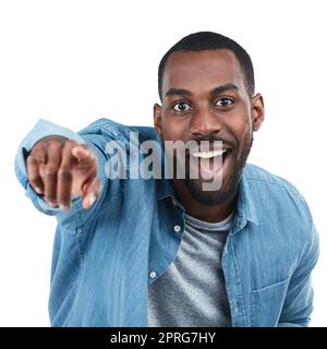 Probieren Sie es aus. Beschnittenes Porträt eines jungen Mannes, der aufgeregt auf etwas vor weißem Hintergrund zeigt. Stockfoto