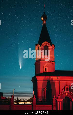 Korma Village, Dobrush District, Belarus. Comet Neowise C2020f3 In Night Starry Sky Und St. John, Die Klosterkirche Korma Im Dorf Korma. Berühmte Orthodoxe Kirche Und Historisches Erbe Stockfoto