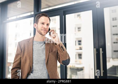 Hören Sie nie auf, nach Möglichkeiten zum Erfolg zu suchen. Ein Geschäftsmann, der im Büro auf seinem Handy spricht. Stockfoto