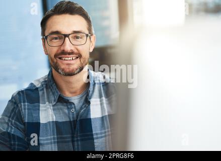 Ich kann es nicht machen. Zugeschnittenes Porträt eines Geschäftsmannes, der im Büro an seinem Computer arbeitet. Stockfoto