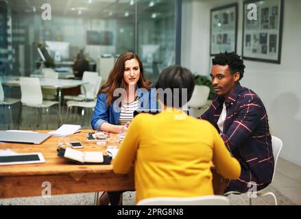 Entwicklung neuer Erfolgsstrategien. Eine Gruppe von Kreativen, die in einem modernen Büro zusammentreffen. Stockfoto