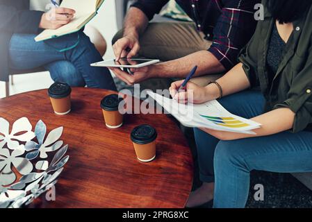 Eine Gruppe von Kollegen, die sich in einem modernen Büro treffen. Stockfoto