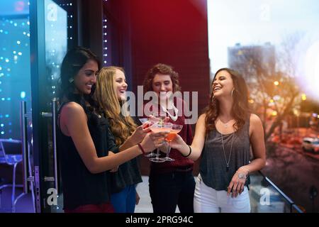 Samstagabend Sundowner mit den Damen. Eine Gruppe junger Frauen, die auf einer Party Cocktails trinken. Stockfoto