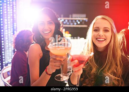 Zeit zum Feiern. Porträt zweier junger Frauen, die auf einer Party Cocktails trinken. Stockfoto