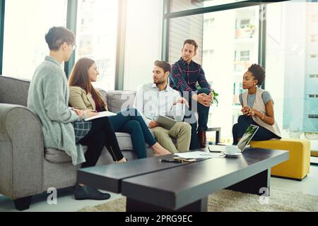 Die Planung ist nur der Anfang einer weiteren Erfolgsgeschichte. Eine Gruppe von Kollegen, die in einem Büro diskutieren. Stockfoto