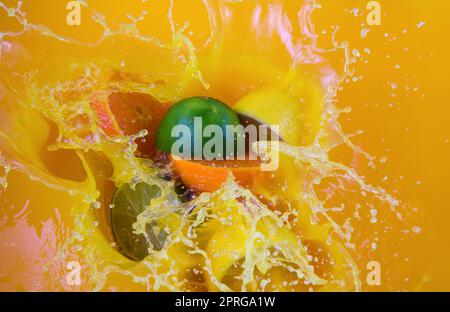 Orangensaft Fruchtschlitzflüssigkeit Tropfen Limette Zitrone Aroma gesundes frisches Getränk Stockfoto