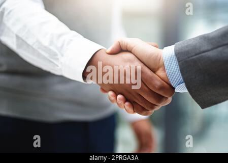 Der Beginn einer weiteren erfolgreichen Partnerschaft. Nahaufnahme von Geschäftsleuten, die in einem Büro die Hände schütteln. Stockfoto