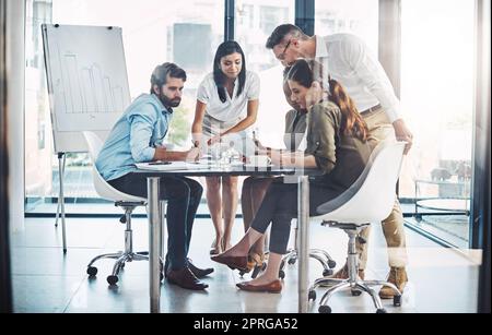 In diesem Sitzungssaal sind alle Hände auf dem Deck. Eine Gruppe verschiedener Geschäftsleute trifft sich im Sitzungssaal. Stockfoto