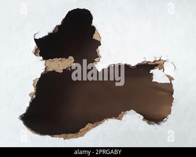 Loch in der Faserplatte auf schwarzem Hintergrund Stockfoto