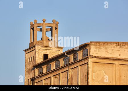 Altes Industriegebäude im Sonnenuntergang Stockfoto