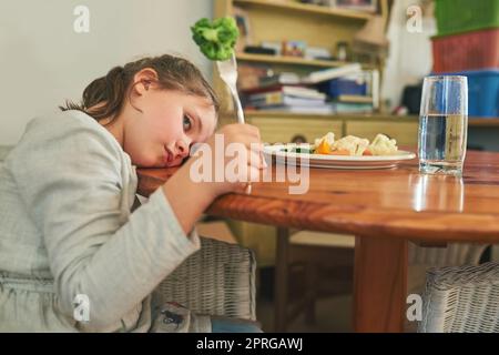 Brokkoli shmoccoli. Ein kleines Mädchen, das sich weigert, ihren Brokkoli zu essen. Stockfoto