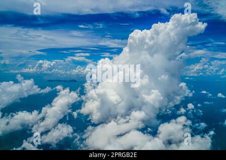 Wolken und Himmel vom Flugzeug aus gesehen Stockfoto